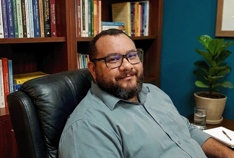 Psicólogo humanista André Neto em seu consultório
